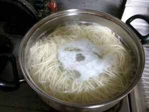 今日の夕食―夜長の月見うどん