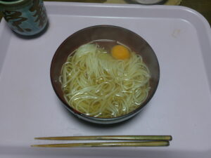 今日の夕食―夜長の月見うどん